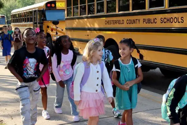 kids getting off bus