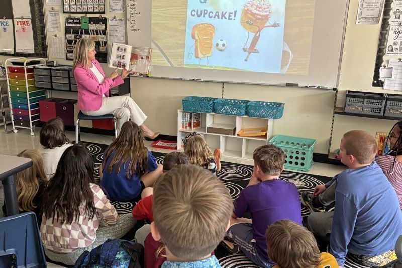 Lisa Hudgins reading to a classroom