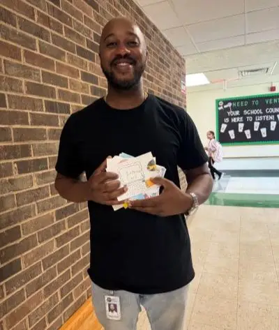 Antione Parker holding notes from students Antione Parker holding notes from students